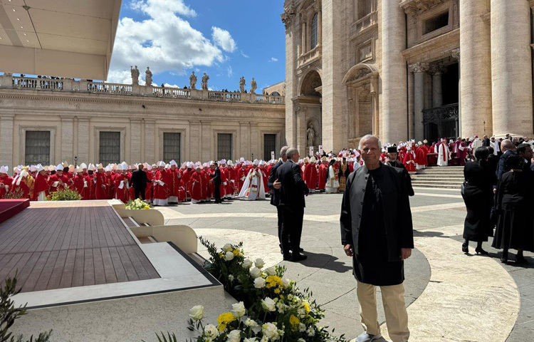 তিনি পোপ ফ্রান্সিসের কফিনের সামনে দাঁড়িয়ে তার প্রতি শেষ শ্রদ্ধা নিবেদন করেন।