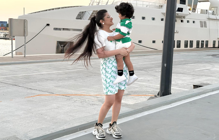 পরীমনির মা হয়ে ওঠার গল্প কারোরই অজানা নয়। পরী এখন দুই সন্তানের মা। সব প্রতিকূলতা পেরিয়ে ছেলে রাজ্য ও মেয়ে প্রিয়মকে নায়িকার সুখের সংসার।