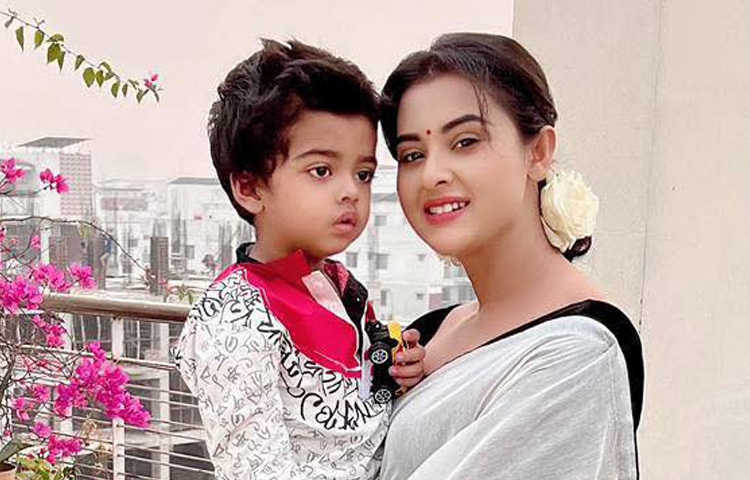 শাকিব খান ও বুবলীর সন্তান শেহজাদ খান বীর। সম্পর্কের তিক্ততার ফলে এই দুই তারকা আলাদা থাকলেও বীর থাকে তার মায়ের সঙ্গে।