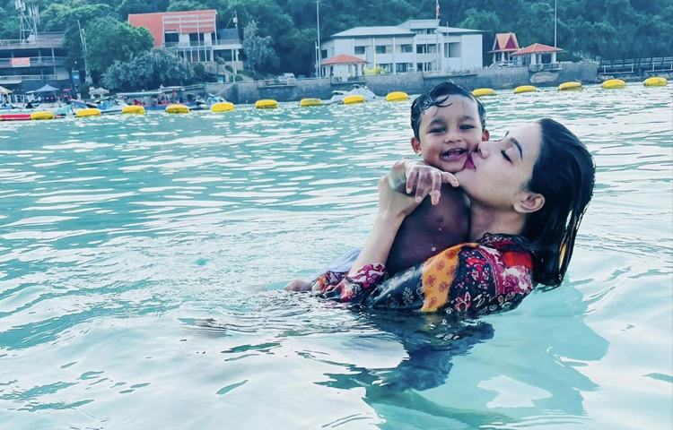 বর্তমানে একমাত্র ছেলে মো. মোসাইব আরোশ সামসুদ্দিন ফারিশ সরকারকে নিয়ে নতুন জীবন সাজিয়েছেন এই অভিনেত্রী।