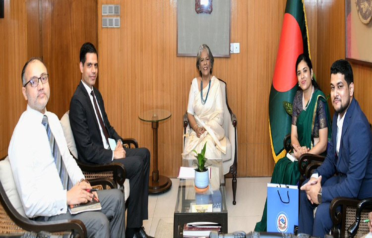 সমাজকল্যাণ এবং মহিলা ও শিশু বিষয়ক উপদেষ্টা শারমীন এস মুরশিদের সঙ্গে ঢাকায় মন্ত্রণালয়ে তার অফিস কক্ষে সাক্ষাৎ করেন বাংলাদেশে নিযুক্ত নেপালের রাষ্ট্রদূত ঘনশ্যাম ভাণ্ডারী। ছবি: পিআইডি