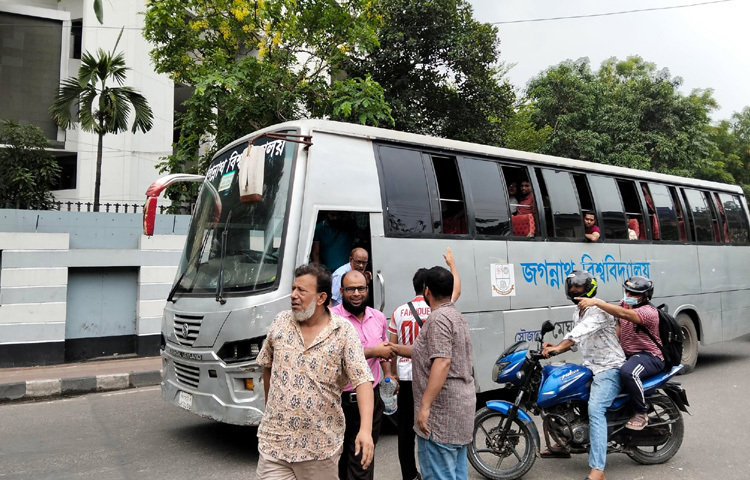 ১৫ মে সকালেও আন্দোলনে অংশ নিতে বিশ্ববিদ্যালয় ক্যাম্পাস থেকে বাসে করে শিক্ষার্থীরা এসে যোগ দিচ্ছেন কর্মসূচিতে।