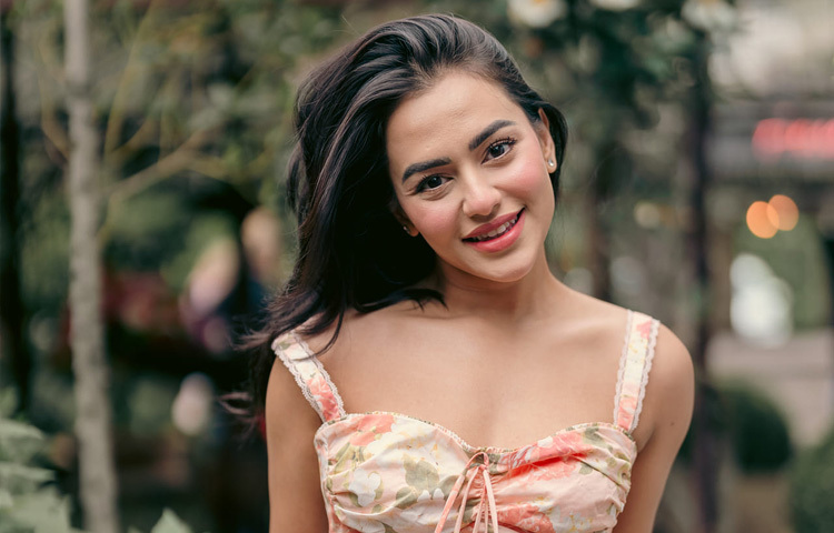 উপস্থাপনায় থেমে থাকেননি নুসরাত। পা রাখেন বড় পর্দার রঙিন দুনিয়ায়। কাজ করেছেন দুই বাংলার সিনেমায়।