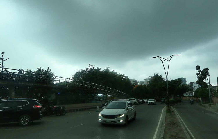 এই বৃষ্টির দিনে হয়তো ট্র্যাফিক বাড়ে, জ্যামে নাকাল হতে হয় অনেককে, কিন্তু তবুও এমন আবহে ঢাকার চিরচেনা চেহারায় আসে এক ধরনের নরমতা।