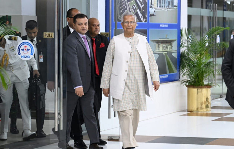 ক্যাথে প্যাসিফিকের ফ্লাইটে তিনি হংকং হয়ে টোকিওতে পৌঁছাবেন। সেখানে ৩০তম নিক্কেই ফোরাম ফিউচার অফ এশিয়াতে অংশগ্রহণ করবেন তিনি।