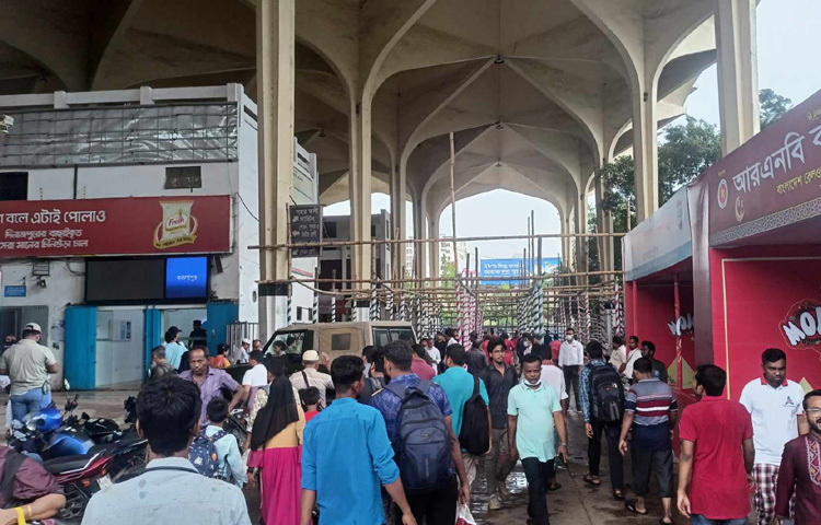 ঈদুল আজহায় পরিবারের সঙ্গে ঈদের আনন্দ ভাগাভাগি করে নিতে বাড়ি ফিরতে শুরু করেছে মানুষ। ট্রেন স্টেশনে তাই ভিড় বেড়েছে। তবে ভোগান্তি আগের চেয়ে অনেকটাই কমেছে। নির্বিঘ্নে ঈদযাত্রা শুরু করতে পারছেন ট্রেনের যাত্রীরা। ছবি: নাহিদ সাব্বির