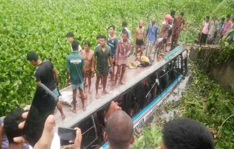 কুষ্টিয়ার খোকসায় যাত্রীবাহী বাস ও ট্রাকের মুখোমুখি সংঘর্ষ হয়েছে। এতে অন্তত ৩১ জন আহত হয়েছেন। ছবি: আল মামুন সাগর