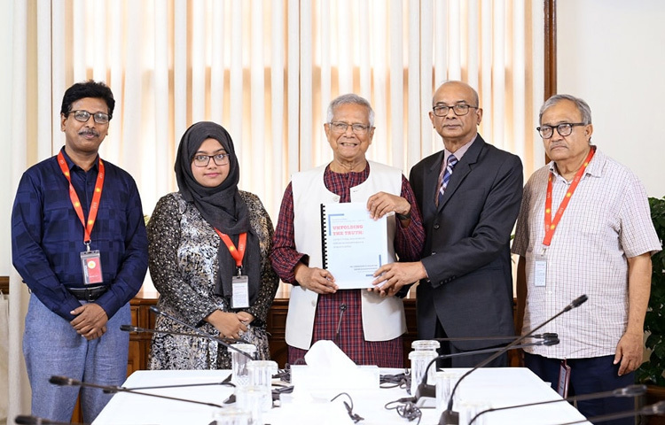 রাষ্ট্রীয় অতিথি ভবন যমুনায় কমিশন প্রধান বিচারপতি মঈনুল ইসলাম চৌধুরীর নেতৃত্বে কমিশনের সদস্যরা প্রধান উপদেষ্টা প্রফেসর মুহাম্মদ ইউনূসের কাছে দ্বিতীয় ইন্টেরিম প্রতিবেদন জমা দেন। ছবি: সিএ প্রেস উইং