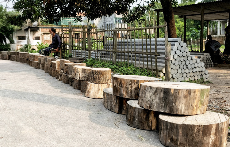 পাড়ায় পাড়ায়, রাস্তার মোড়ে কিংবা হাটের পাশে বসেছে খাইট্টার ছোট ছোট দোকান।