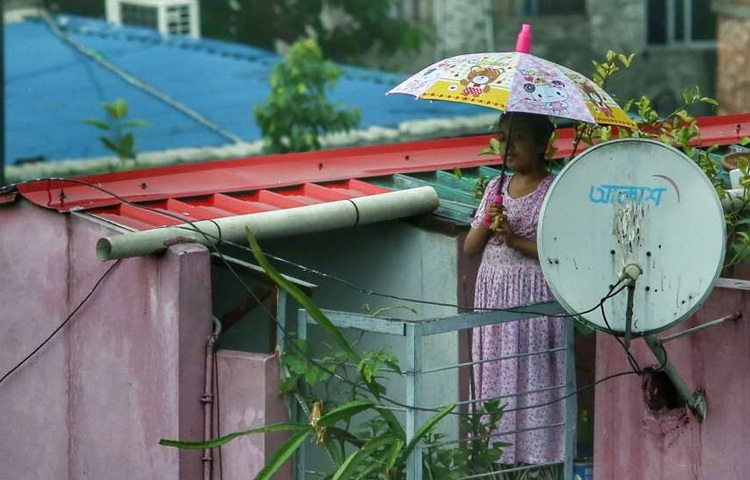গা ভিজিয়ে বৃষ্টিতে ছুটে বেড়ানোর সেই পুরোনো দৃশ্য আবারও ফুটে ওঠেছে রাজধানীর অলি-গলিতে।