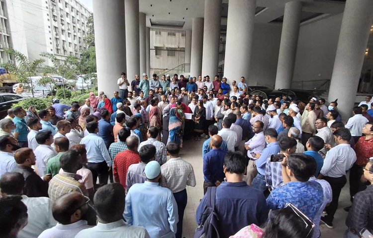 বেলা ১১টায় কর্মচারীরা সচিবালয়ে ৬ নম্বর ভবনের সামনে বাদামতলায় জড়ো হয়ে বিক্ষোভ মিছিল শুরু করেন।