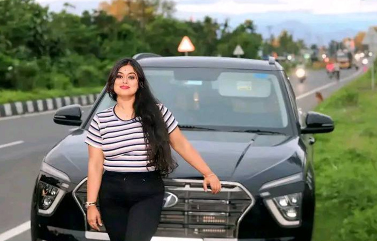 ঢাকা টু বোম্বে ছবির প্রযোজক ঢাকার ধামরাইয়ের বাসিন্দা মাহবুবুর রহমান মনির সঙ্গে সাহারার পরিচয় এবং অতঃপর প্রেম হয় দুজনের মধ্যে। কিন্তু দুজনের পরিবারের সম্মতি না থাকায় প্রায় তিন বছর পর ২০১৫ সালে জুলাইয়ে তাদের বিয়ে হয়। পূর্ব পরিকল্পনা অনুযায়ী সাহারা বিয়ের পর স্বামী সংসার নিয়ে ব্যস্ত হয়ে পড়েন।