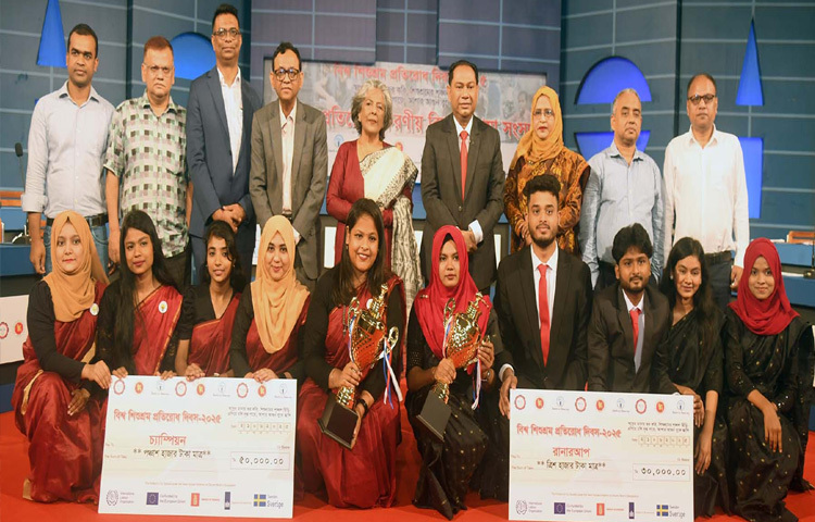 সমাজকল্যাণ এবং মহিলা ও শিশু বিষয়ক উপদেষ্টা শারমীন এস মুরশিদের সঙ্গে ঢাকায় তেজগাঁওয়ে বাংলাদেশ চলচ্চিত্র উন্নয়ন করপোরেশনে ‘বিশ্ব শিশুশ্রম ও প্রতিরোধ দিবস-২০২৫’ উদযাপন উপলক্ষ্যে আয়োজিত শিশুশ্রম প্রতিরোধে করণীয় বিষয়ক ছায়া সংসদ বিতর্ক প্রতিযোগিতা শেষে চ্যাম্পিয়ন ও রানারআপ দলের সদস্যরা ফটোসেশনে অংশ নেন। ছবি: পিআইডি