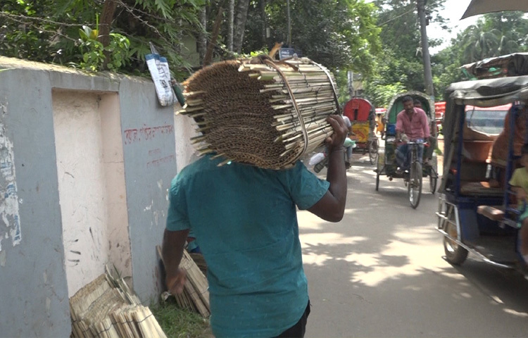 প্রতি হাটে দুই থেকে তিন হাজার চাঁই বিক্রি হয়, যার দাম ২০০ থেকে ৫০০ টাকা পর্যন্ত।