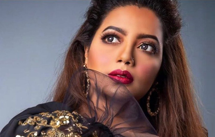 গুঞ্জনের কেন্দ্রে বারবার ঘুরে আসছে সেই গানের নাম ‘দুষ্টু কোকিল’। কেউ কেউ বলছেন, কনার জীবনে নাকি বাস্তবেও এমন একজন ‘দুষ্টু কোকিল’ প্রবেশ করেছেন, যার প্রভাবে সংসারে দেখা দেয় দূরত্ব। যদিও এ বিষয়ে শিল্পীর পক্ষ থেকে কোনো মন্তব্য পাওয়া যায়নি।