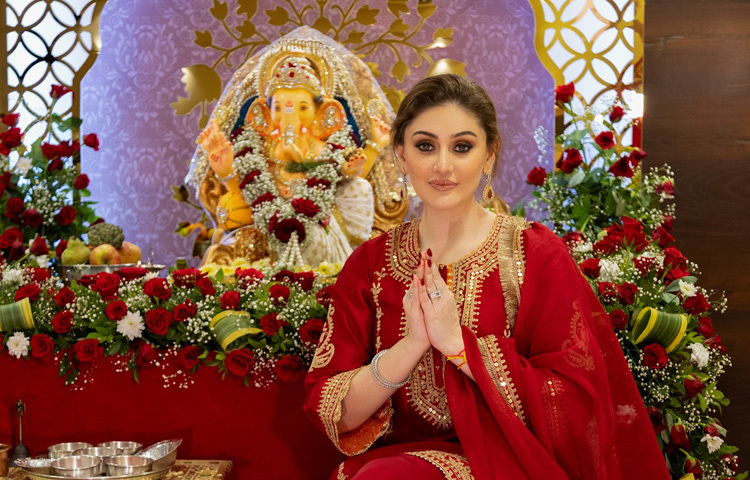 ২৭ জুন দিবাগত রাতে আকস্মিকভাবে না ফেরার দেশে পাড়ি দিলেন হিন্দি পপ ভিডিও জগতের এক আইকনিক মুখ, শেফালি জরিওয়ালা। মাত্র ৪২ বছর বয়সেই থেমে গেল এক সাহসী, সংগ্রামী ও বর্ণময় নারীর পথচলা।