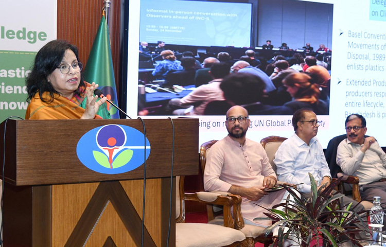 ঢাকায় আগারগাঁওয়ে পরিবেশ অধিদপ্তরে ‘প্লাস্টিক থেকে মুক্ত হোন-প্লাস্টিকের বিকল্প বিষয়ক আলোচনা ও ইকোবাজার’ শীর্ষক অনুষ্ঠানে প্রধান অতিথির বক্তৃতা করেন পরিবেশ, বন ও জলবায়ু পরিবর্তন মন্ত্রণালয়ের অতিরিক্ত সচিব ড. ফাহমিদা খানম। ছবি: পিআইডি