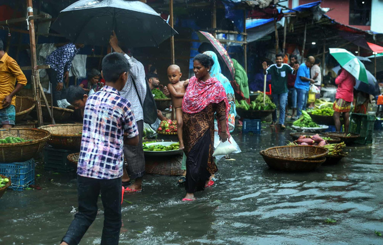 টানা বৃষ্টিতে রাজধানীসহ দেশের বিভিন্ন অঞ্চলে জনজীবনে চরম দুর্ভোগ দেখা দিয়েছে।  ছবি: মাহবুব আলম