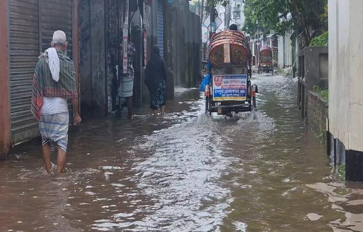 টানা দুইদিনের বৃষ্টিতে চাঁদপুরে বেড়েছে জলাবদ্ধতা ও জনদুর্ভোগ। কখনো মাঝারি, আবার কখনো ভারী বৃষ্টিপাত হচ্ছে। এতে ভোগান্তিতে পড়েছেন শিক্ষার্থী ও কর্মজীবী মানুষ। বিশেষ করে নিচু এলাকায় জলাবদ্ধতা দেখা দেওয়ায় অনেক বসতঘর পানি ঢুকে পড়েছে। ছবি: শরীফুল ইসলাম