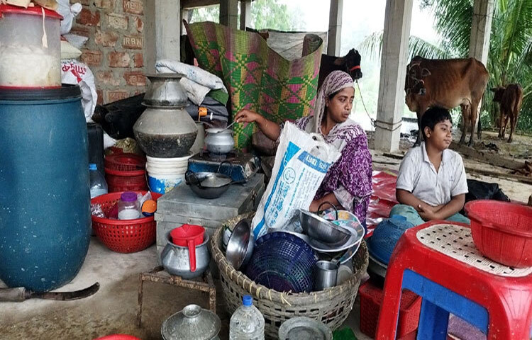 ঘরে পানি ঢুকে নষ্ট হয়েছে আসবাবপত্র। গোয়াল ঘরেও পানি। তাই বাধ্য হয়ে গরু-ছাগল নিয়ে ভবনের ছাদে আশ্রয় নিয়েছে মানুষ। ফেনীর ফুলগাজী উপজেলায় দেখা গেছে মানুষের এমন কষ্টের চিত্র। ছবি: আবদুল্লাহ আল-মামুন