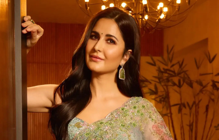 ১৯৮৩ সালের এই দিনে হংকংয়ে তার জন্ম। তার মা স্যুজান টার্কোটি একজন ইংরেজ আইনজীবী ও সমাজসেবী এবং বাবা মোহাম্মদ কাইফ একজন কাশ্মীরি বংশোদ্ভূত ব্রিটিশ ব্যবসায়ী। বাবা-মায়ের বিচ্ছেদের পর মা স্যুজানের সঙ্গে ক্যাটরিনা বড় হয়েছেন হাওয়াই, ইংল্যান্ড, ফ্রান্স, জার্মানি, জাপানসহ বহু দেশে। বহু দেশে ঘুরে বেড়ানো, নতুন নতুন সংস্কৃতির মধ্যে বেড়ে ওঠা এবং সাত ভাইবোনের মধ্যে নিজেকে গড়ে তোলার যাত্রাটা সহজ ছিল না।