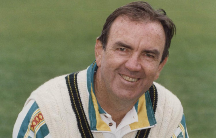 ষাটের দশকের মাঝামাঝি সময় অস্ট্রেলিয়ান ক্রিকেট অশান্তির মধ্যে ছিল। সেই সময়ে সিম্পসন দলের অধিনায়কত্ব পান। তার নেতৃত্বে দল নতুন করে নিজেদের গুছিয়ে নেয়। তিনি শুধু ব্যাট হাতে দলকে পথ দেখাননি, বরং মাঠে কৌশলী সিদ্ধান্ত আর ফিল্ডিংয়ে উৎকর্ষ দিয়ে দলকে প্রাণবন্ত করে তুলেছিলেন।