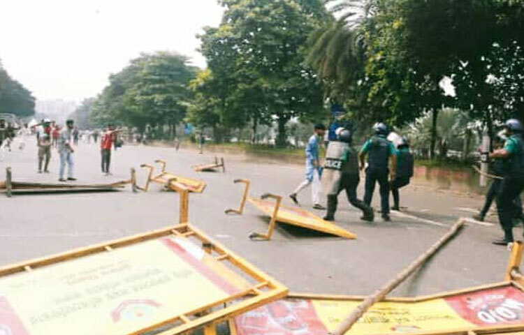 জাতীয় সংসদের দক্ষিণ প্লাজায় পুলিশের সঙ্গে জুলাই যোদ্ধাদের সংঘর্ষের ঘটনা ঘটেছে। এতে পুলিশের বেশ কয়েকটি গাড়ি ভাঙচুর করা হয়। ছবি: বিপ্লব দীক্ষিৎ