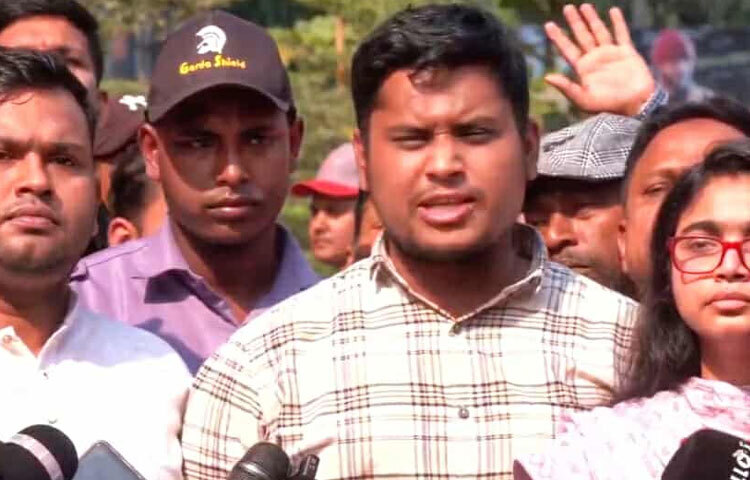 জাতীয় নাগরিক পার্টির (এনসিপি) দক্ষিণাঞ্চলের মুখ্য সংগঠক হাসনাত আব্দুল্লাহ বলেছেন, যার কারণে উনার (খালেদা জিয়া) এই পরিণতি হয়েছে, ক্লিনিক্যাল একটা অপারেশনের মধ্য দিয়ে উনি গিয়েছেন। মেডিক্যালি অত্যাচারের মধ্য দিয়ে উনি গিয়েছেন। হাসিনার ফাঁসি দেখা পর্যন্ত আল্লাহ যেন উনাকে বাঁচিয়ে রাখেন। ছবি: সংগৃহীত