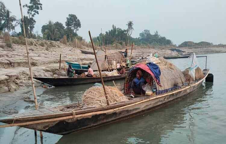 সূর্যের আলো ধীরে ধীরে পশ্চিম আকাশে মিলিয়ে যায়। নদীর ঘাটে তখন সারি সারি নৌকা বাঁধা, বাতাসে দুলছে ভেজা জাল। দূর থেকে দৃশ্যটি শান্ত ও সুন্দর মনে হলেও এর আড়ালে লুকিয়ে আছে জেলেদের ধূসর স্বপ্ন, অনিশ্চিত ভবিষ্যৎ আর বেঁচে থাকার নিরন্তর সংগ্রামের গল্প।