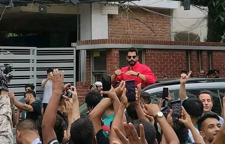 ঢাকায় আসার আগে সামাজিক যোগাযোগ মাধ্যমে দেওয়া এক ভিডিও বার্তায় বুরাক অ্যাজিভিট বলেছিলেন, ‘সালাম বাংলাদেশ, আমি ইস্তাম্বুল থেকে বলছি। আমার সব দর্শকের উদ্দেশে বলছি, আমি বাংলাদেশে আসছি। দেখা হচ্ছে শিগগিরই।’ ছবি: ইনস্টাগ্রাম থেকে