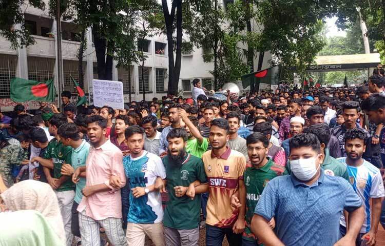 এর আগে বেলা ১১টায় শিক্ষার্থীরা ঢাকা বিশ্ববিদ্যালয়ের কেন্দ্রীয় গ্রন্থাগারের সামনে জড়ো হন। ছবি: হাসান আলী