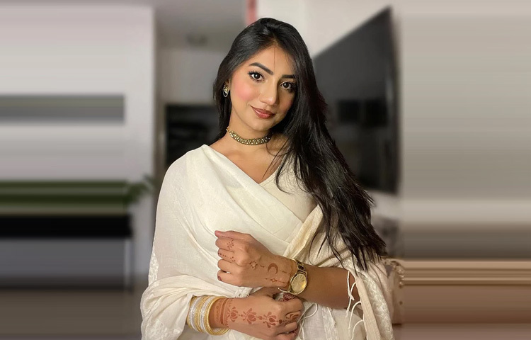 অফ হোয়াইট শাড়িতে বেশ স্মার্ট লাগছে অভিনেত্রী সুনেরাহ বিনতে কামালকে।