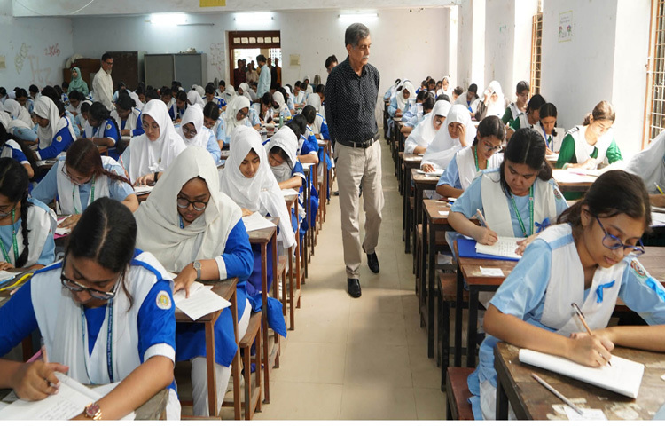 মতিঝিল সরকারি বালক বিদ্যালয়ে এসএসসি পরীক্ষা কেন্দ্র পরিদর্শন করেন শিক্ষা উপদেষ্টা ড. চৌধুরী রফিকুল আবরার। ছবি: পিআইডি