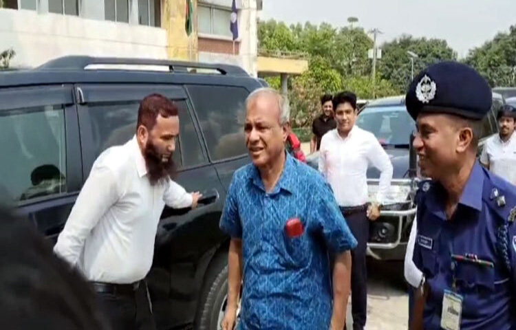 স্বরাষ্ট্র উপ‌দেষ্টা অবসরপ্রাপ্ত লে. জেনা‌রেল জাহাঙ্গীর আলম চৌধুরী বলেছেন, ভার‌তের সঙ্গে আমা‌দের দে‌শের সংঘা‌তের কোনো আশঙ্কা নেই। ভার‌তে পা‌লি‌য়ে থাকা আওয়ামী লী‌গের যে নেতাকর্মীরা রয়েছেন, তাদের ফি‌রি‌য়ে আনার বিষ‌য়ে একটা চু‌ক্তি হয়েছে। আমরা তা‌দের ফি‌রি‌য়ে আনার চেষ্টা কর‌ছি। ছবি: লিপসন আহমেদ