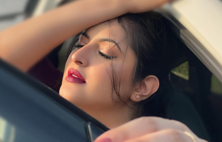 তবে কাজের চেয়ে ব্যক্তিজীবন নিয়ে আলোচনায় বেশি থাকেন এই নায়িকা।