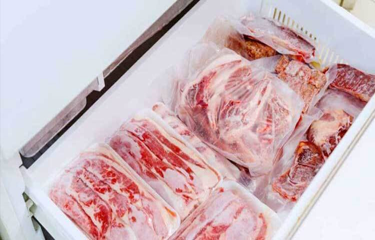 ফ্রস্ট ফ্রিজ ব্যবহারের ক্ষেত্রে, সংরক্ষণের একদিন পর প্যাকেটগুলো আলতোভাবে নেড়েচেড়ে দেওয়া উচিত, যাতে তারা একে অপরের সঙ্গে লেগে না যায়। বিদ্যুৎ চলে গেলে বা লোডশেডিং বেশি হলে আইস বক্স ব্যবহার করা ভালো। একই সঙ্গে মনে রাখতে হবে, ফ্রিজ বারবার খোলা যাবে না তাতে ঠান্ডা নষ্ট হয়ে মাংস দ্রুত পচে যেতে পারে।