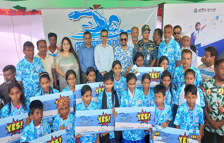 চাঁদপুরে সুইমার ট্যালেন্ট হান্ট নামে একটি প্রতিযোগিতায় দেড় শতাধিক নবীন সাঁতারু অংশ নিয়েছে। ছবি: শরীফুল ইসলাম