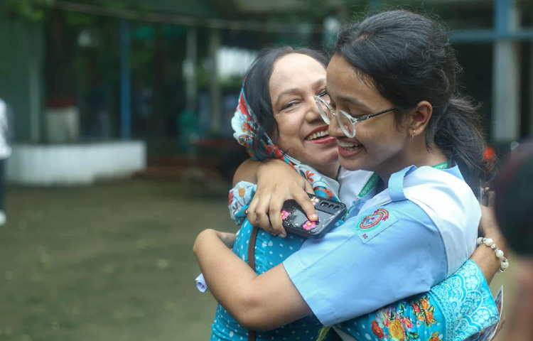 গোল্ডেন এ প্লাস পেয়েই চিৎকার দিয়ে দৌড়ে মা কে জড়িয়ে ধরেন তাসনিম।