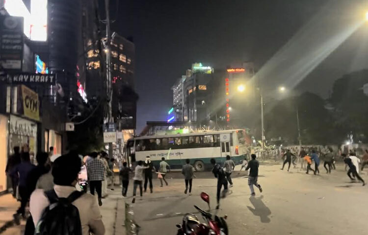 ধানমন্ডি ৩২ নম্বরে পুলিশের তিনটি গাড়ি ভাঙচুর করেছেন বিক্ষুব্ধ জনতা।