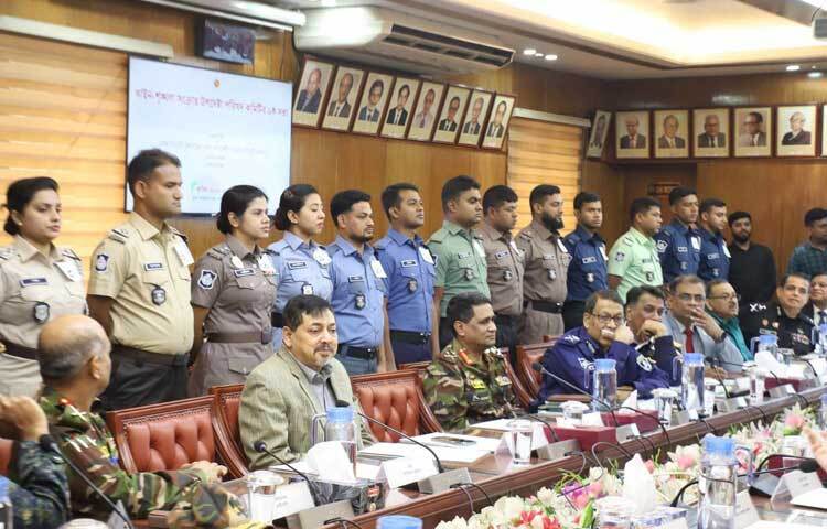 আজ সচিবালয়ে আইনশৃঙ্খলা সংক্রান্ত উপদেষ্টা কমিটির বৈঠকে নতুন রঙের পোশাক নির্ধারণ করা হয়।