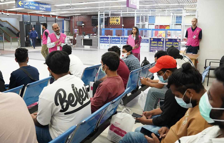 দেশে ফিরছেন পাচারের শিকার হয়ে মিয়ানমারের স্ক্যাম সেন্টারে বন্দি থাকা ১৮ বাংলাদেশি। ছবি: রায়হান আহমেদ