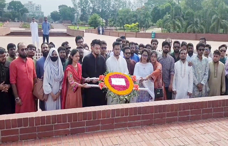 সাভারের জাতীয় স্মৃতিসৌধে পুষ্পস্তবক অর্পণের মাধ্যমে শহীদদের প্রতি বিনম্র শ্রদ্ধা নিবেদন করেছে জাতীয় নাগরিক পার্টির অঙ্গসংগঠন জাতীয় যুবশক্তি। ছবি: মাহফুজুর রহমান নিপু
