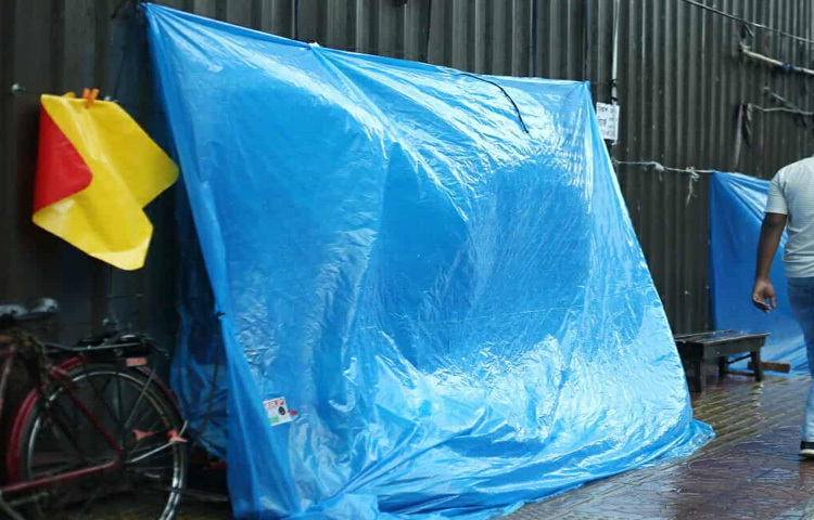 যারা প্লাস্টিকের শীট কিংবা ছাউনি ছাড়া খোলা জায়গায় বসে ছিলেন, তারা হঠাৎ করেই শুরু করেন বেচাবিক্রির বদলে বাঁচানোর সংগ্রাম।