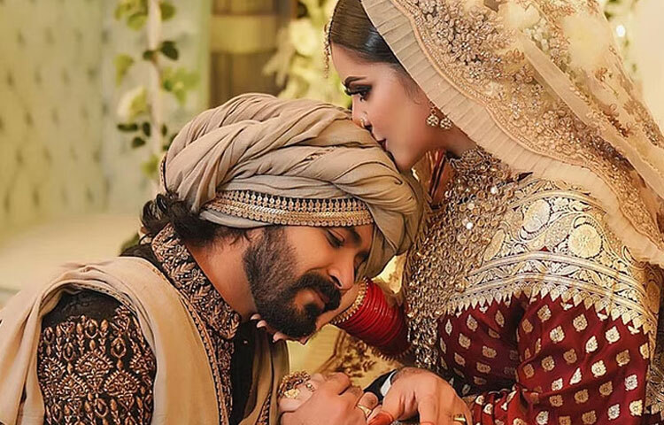 খুব অল্প সময়ের মধ্যেই তাদের প্রেম গড়ে ওঠে এবং ২০২১ সালের ১৭ অক্টোবর তারা বিয়ে করেন।