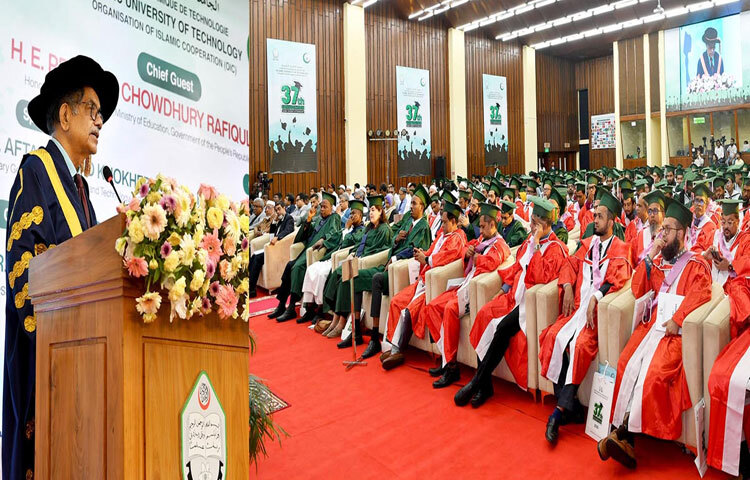 গাজীপুরে ইসলামিক ইউনিভার্সিটি অব টেকনোলজির ৩৭তম সমাবর্তন অনুষ্ঠানে প্রধান অতিথির বক্তৃতা করেন শিক্ষা উপদেষ্টা অধ্যাপক ড. চৌধুরী রফিকুল আবরার। ছবি: পিআইডি