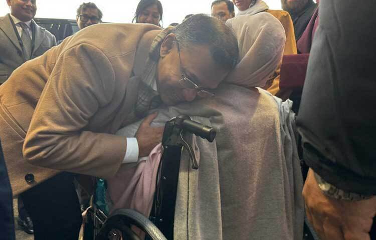 প্রতীক্ষার অবসান ঘটিয়ে অবশেষে মাকে কাছে পেয়ে মায়ের গলা জড়িয়ে ধরেন তারেক রহমান।