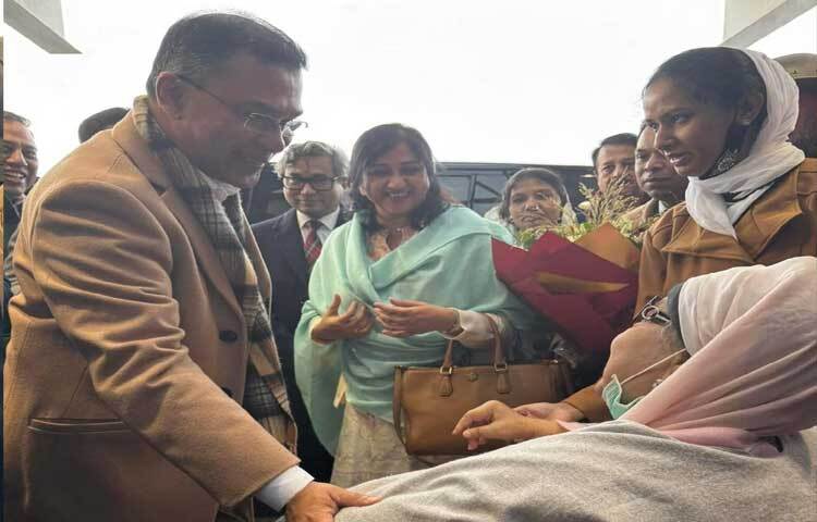 এসময় তারেক রহমানকে হাস্যোজ্জ্বল দেখা যায়। মা-ছেলের এ মধুর মুহূর্ত এক আবেগঘন পরিবেশ তৈরি করে।