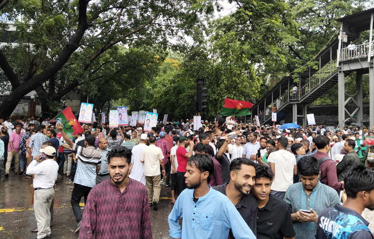 এছাড়াও ঢাকা দক্ষিণ সিটি করপোরেশনের (ডিএসসিসি) মেয়র হিসেবে ইশরাক হোসেনের শপথের দাবিতে রাজধানীর মৎস্য ভবন মোড় অবরোধ করে আন্দোলন করতে দেখা গেছে ইশরাকপন্থি নেতাকর্মীদের।