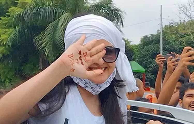 ২৬ জানুয়ারি ঢাকার চিফ জুডিসিয়াল ম্যাজিস্ট্রেট আদালত পরীমনির সময় আবেদন নামঞ্জুর করে এ পরোয়ানা জারি করেন।