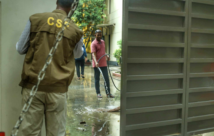 একসময়ের রাজনৈতিক ব্যস্ততা, পারিবারিক ঘনিষ্ঠতা আর নানা ঐতিহাসিক সিদ্ধান্তের সাক্ষী এই বাড়িটি যেন আবার প্রাণ ফিরে পাচ্ছে প্রিয় মানুষটির প্রত্যাবর্তনে।